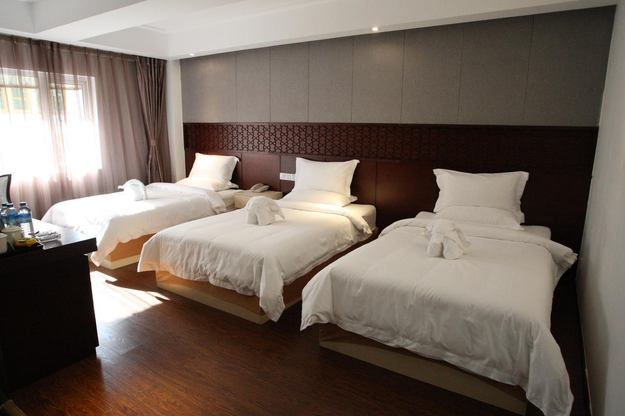 Royal Holiday Hotel Yangon Room photo